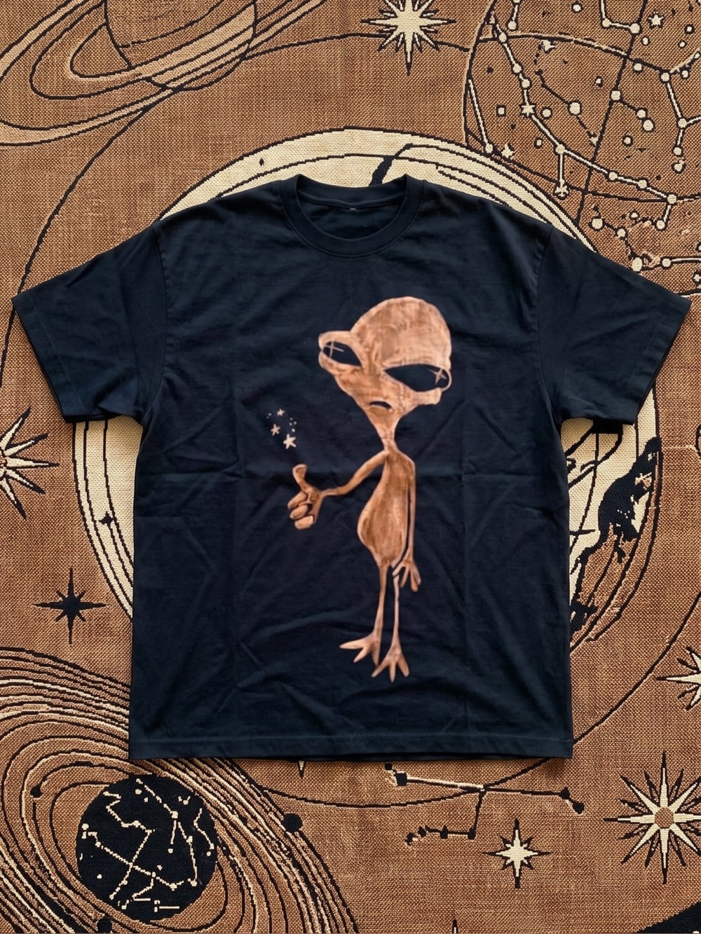 Alien Thumbs Up Graphic Tee - Gildan Heavy Cotton